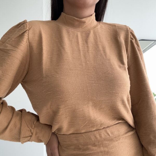 Blusa Cecília Caramelo manga longa